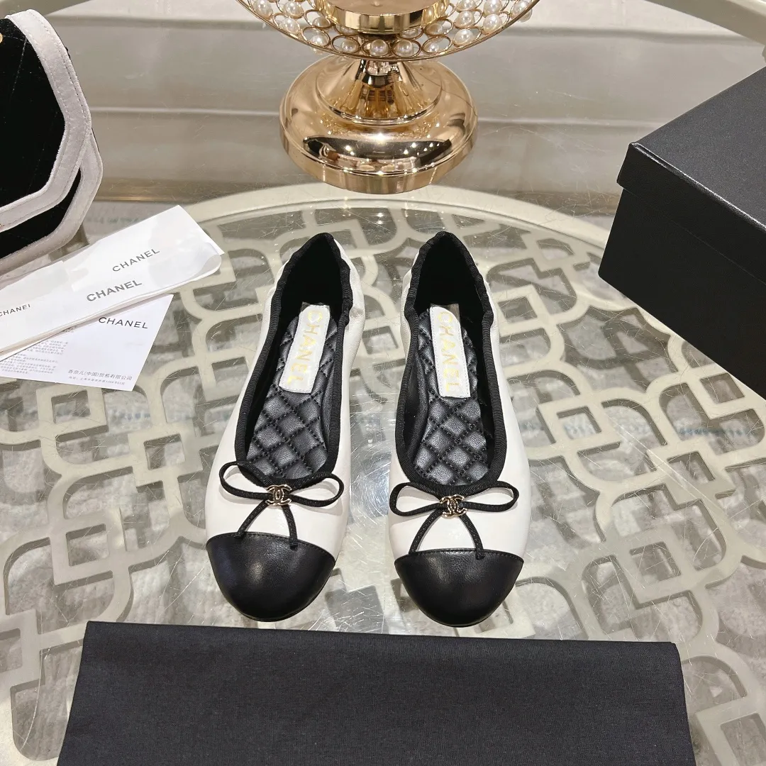 👟👟Ex-factory price 540👟👟 🌹🌹🌹2025 latest CHANEL Chanel early spring catwalk new model 🌸️Purchased the original version in Hong Kong and opened the mold exclusively. Top quality % genuine last developed with smooth lines. The shoe shape is perfect and can be safely entered and exited from the counter! Official website 1:1 production. 🇮🇹🇮🇹🇮🇹 Material: Mixed sheepskin imported from Italy & private molded double C buckle and letters are delicate, smooth, shiny and feel great! 💅The fabric and the feet are made of the same material, which is great on the feet! ! ! Color: black/apricot Code number: 34-40 (custom-made sizes 41 and 42 are non-refundable)